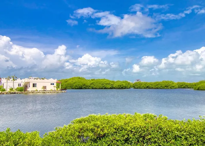 E202 Mara Laguna San Pedro (Ambergris Caye)